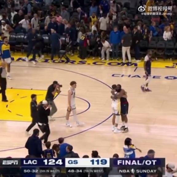 09雙雄傾盡全力！哈登和庫里賽后第一時間擁抱在一起