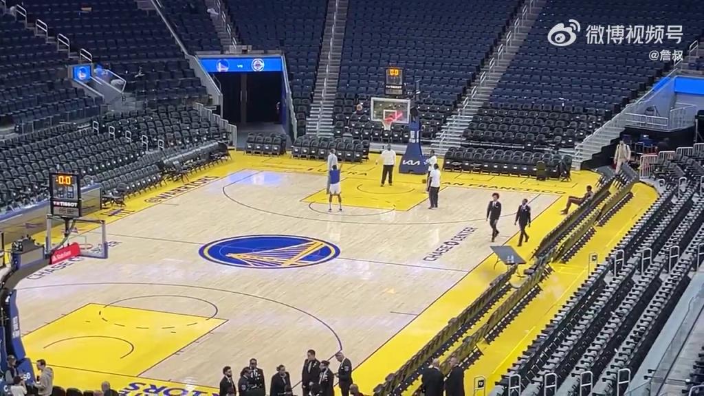 今天沒有得到出場機會！庫明加賽后還留在場地練習投籃