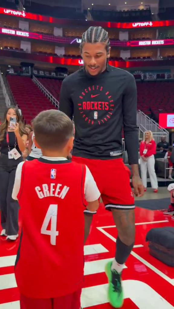 暖心偶像！小球迷賽前得到杰倫格林親簽球鞋球衣